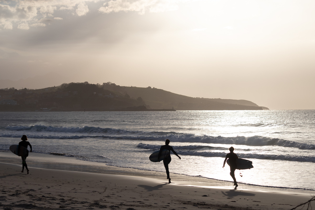 Esto dicen nuestros clientes de su su viaje con Slaty Campers, atardecer Surf